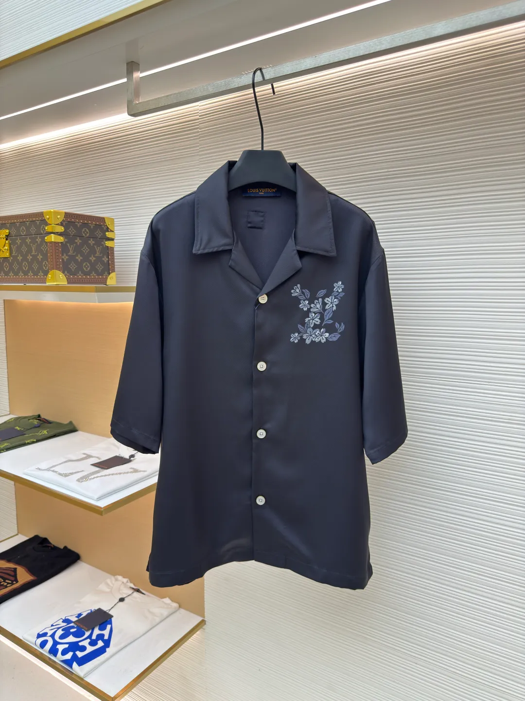 LOUIS VUITTON Floral Print Letter Nigo Mulberry Silk Short Sleeves ●Authentic product: 14800 purchase and development ●Item number: 1680658-A85 ●Fabric: mulberry silk fabric ●Technology: Printing production ●Version: Fitted version ●Weight: about 220 grams ●Size: Continuing Nigo's admiration for Japanese workwear aesthetics. The embellishment of pearlescent dots echoes the cherry blossom-inspired camouflage of the Sakura Damoflage pattern in the series. The printing adopts direct injection process. Custom woven and dyed, no color difference from the original. The ingenious craftsmanship is perfectly restored, the three standards are complete, and the accessories are customized. The overall wiring is straight and delicate, the fabric is comfortable and soft, and the color is consistent without color difference. It can be matched with the same style to create a fashionable look and control various occasions. Customized accessories, complete with three standards, same style for men and women!